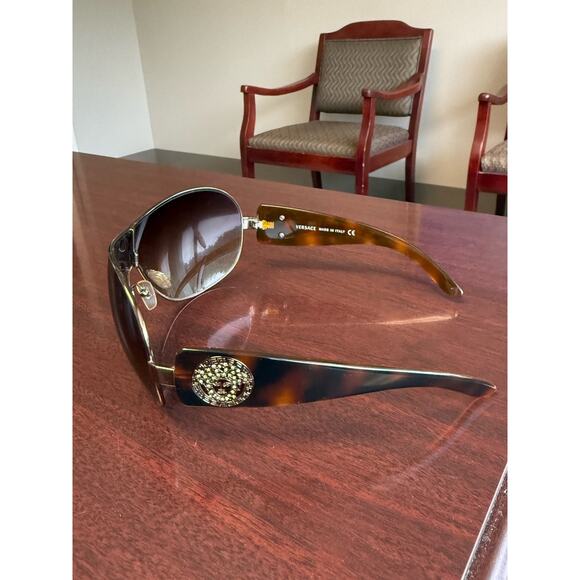 Vintage Y2K Versace 2061-B Tortoiseshell Shield Sunglasses Brown Gradient Lenses main image 6